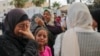 Палестинські жінки оплакують родичів, загиблих під час ізраїльського авіаудару, біля моргу в лікарні мучеників Аль-Акса в Дейр-ель-Балах, Сектор Гази, 10 червня 2024 року.