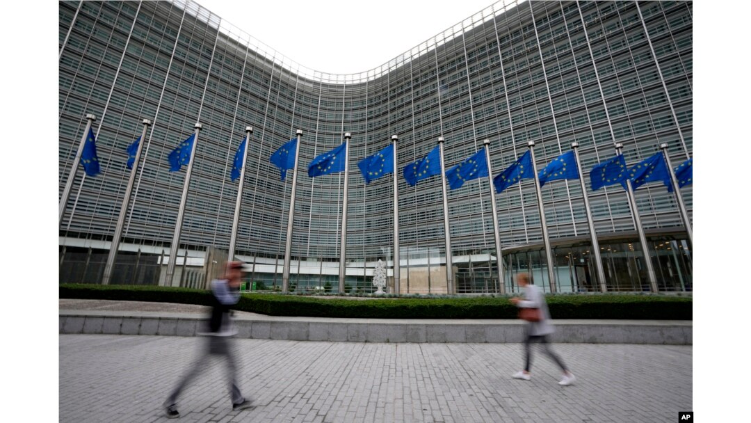 FILE - Bendera Uni Eropa berkibar tertiup angin saat pejalan kaki berjalan melewati markas besar UE di Brussels, 20 September 2023. (AP/Virginia Mayo)