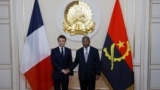 Emmanuel Macron, Presidente francês (esq), e João Lourenço, Presidente angolano (esq), em Luanda, 3 março 2023