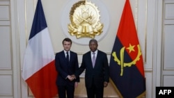 Emmanuel Macron, Presidente francês (esq), e João Lourenço, Presidente angolano (esq), em Luanda, 3 março 2023