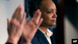 La alcaldesa de Chicago, Lori Lightfoot, hace una pausa durante su discurso de concesión mientras su esposa, Amy Eshleman, aplaude durante una fiesta de la noche electoral para la elección de alcalde el martes 28 de febrero de 2023 en Chicago. (Foto AP/Charles Rex Arbogast)