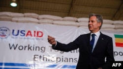 Le secrétaire d'État américain Antony Blinken lors d'une visite d'un entrepôt du centre logistique des Nations Unies à Addis-Abeba, en Éthiopie, le 15 mars 2023. 