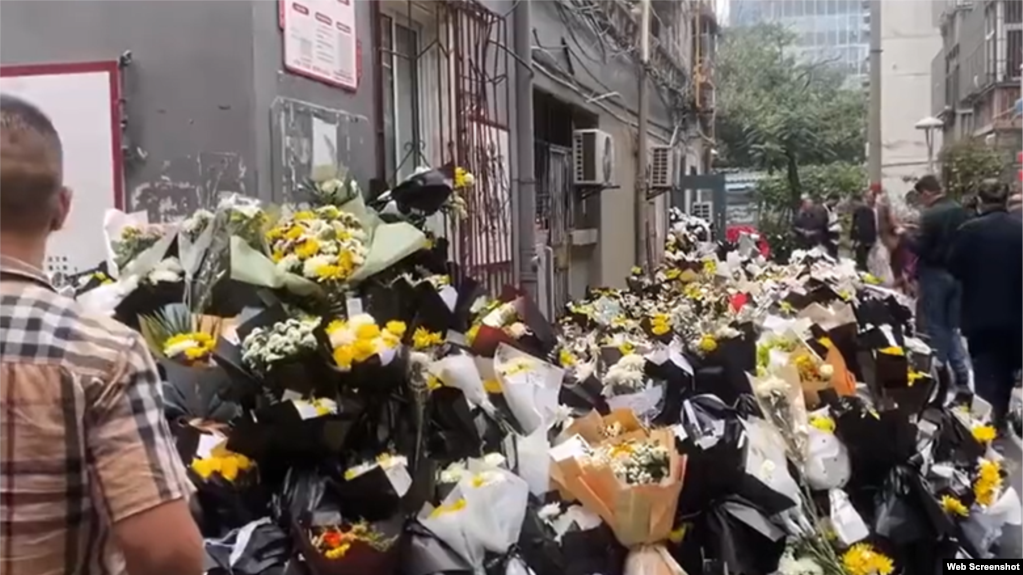 2023年10月28日中国安徽合肥红星路李克强故居前民众献花的悼念现场。（照片来自网络视频）