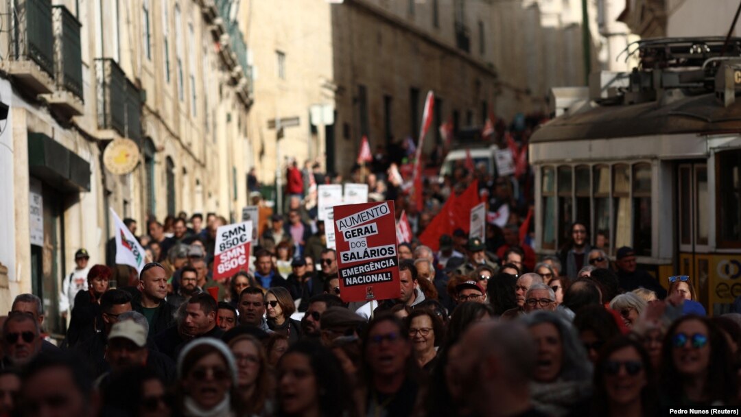 Demonstrasi konfederasi serikat buruh terbesar Portugal CGTP di Lisbon, Portugal, 9 Februari 2023. (Foto: REUTERS/Pedro Nunes)