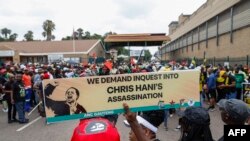 Wanachama wa chama tawala cha African National Congress (ANC) na Chama cha South African Communist Party (SACP) wakipinga kuachiwa kwa Janusz Walus, aliyeshtakiwa kwa mauaji ya aliyekuwa katibu mkuu wa SACP Chris Hani, tarehe 10 Aprili 1993. Picha na Phill Magakoe / AFP.