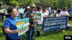 Beneficiarios del TPS concentrados este martes frente a la Casa Blanca para pedir a la Administración Biden una reasignación del estatus y otras vías legales de permanencia en Estados Unidos ante las dificultades económicas que atraviesan sus países. [Foto: Tomás Guevara, VOA]