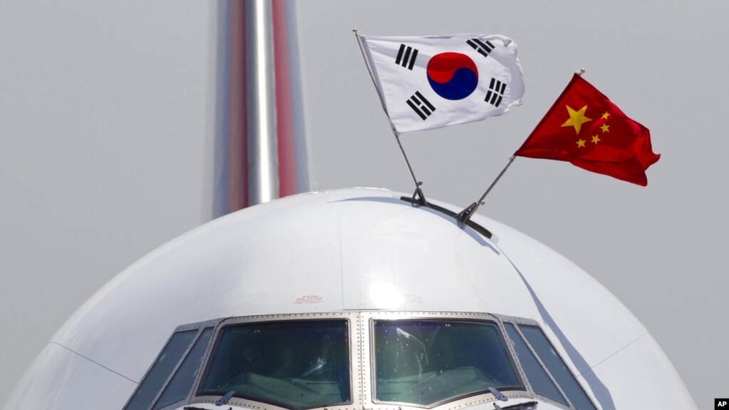 资料照片：2013年6月27日，一架波音747飞机插着中韩两国国旗抵达北京首都国际机场。（美联社照片）(photo:VOA)