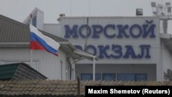 Bendera Rusia berkibar di sebuah gedung dekat Pelabuhan Kavkaz di wilayah Rusia di Selat Kerch, wilayah Krasnodar, 5 Maret 2014. (Foto: Maxim Shemetov/Reuters)