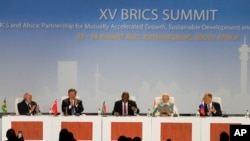 南非总统拉马福萨（中）2023年8月24日在约翰内斯堡宣读第十五次金砖国家峰会宣言。两侧左起为：巴西总统卢拉、中国国家主席习近平、印度总理莫迪和俄罗斯外交部长拉夫罗夫。