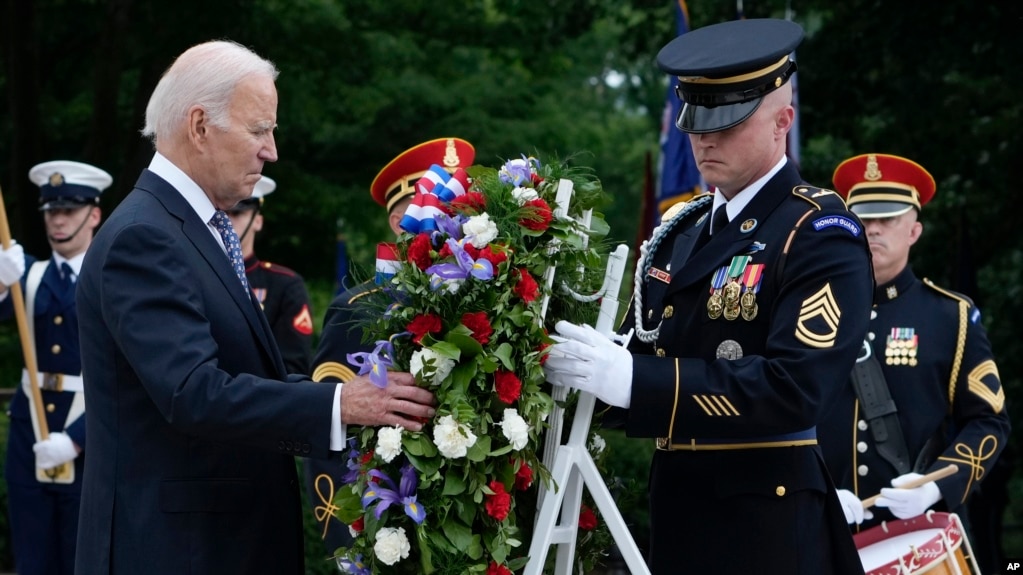 美国总统拜登2023年5月29日阵亡将士纪念日在阿灵顿公墓无名烈士墓献花圈。(photo:VOA)