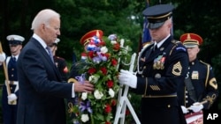 美国总统拜登2023年5月29日阵亡将士纪念日在阿灵顿公墓无名烈士墓献花圈。