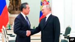 ប្រធានាធិបតី​រុស្ស៊ី​លោក Vladimir Putin ស្វាគមន៍​លោក Wang Yi អ្នកការទូត​កំពូល​នៃ​ប្រទេស​ចិន​ក្នុង​ពេល​ជួបប្រជុំ​នៅ​វិមាន​ក្រឹមឡាំង ក្នុង​ទីក្រុង​មូស្គូ ប្រទេស​រុស្ស៊ី កាលពី​ថ្ងៃទី២២ ខែកុម្ភៈ ឆ្នាំ២០២៣។