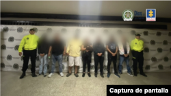 FOTO: Los integrantes de la red ilegal de tráfico de migrantes capturados en lunes 19 de junio de 2023 en Colombia. Captura de pantalla de la Fiscalía de Colombia.