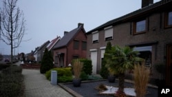 Kuće u holandskom selu Sint Vilesbrord, decembar 2023. (Foto: AP/Virginia Mayo)