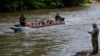 ARCHIVO - Migrantes que se dirigen al norte llegan a Lajas Blancas, por el río Chucunaque, en la provincia de Darién, Panamá, el viernes 6 de octubre de 2023, después de cruzar caminando el Tapón del Darién desde Colombia. 