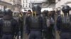 Paris: Sitwayen ki ap Manifeste Kont Refòm Pansyon an Anvayi Bilding BlackRock la