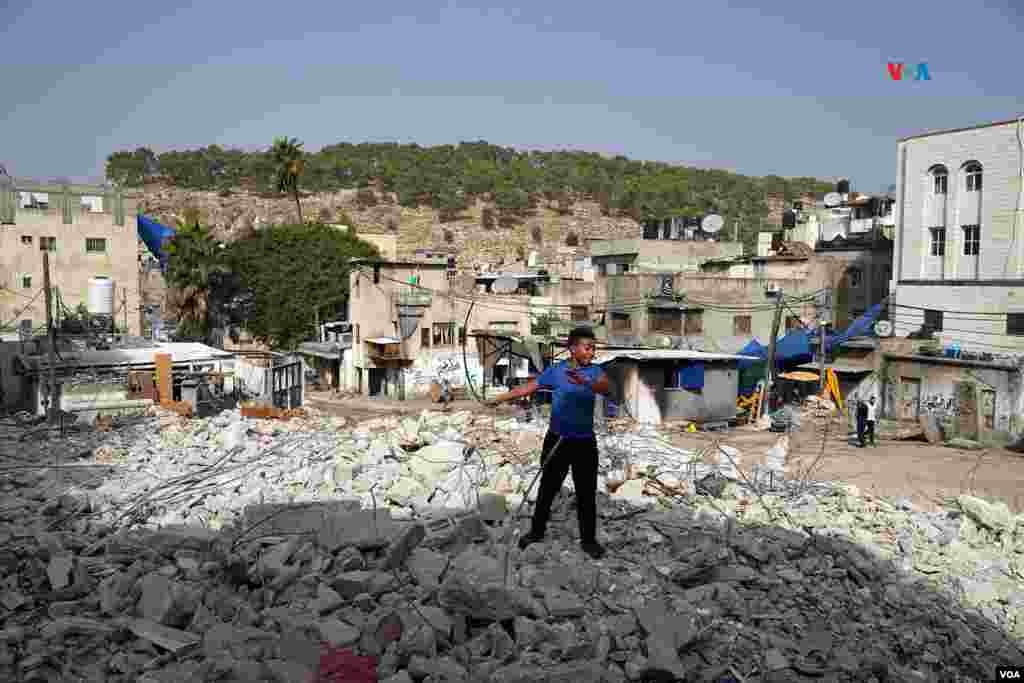 Un niño juega sobre los escombros del club recreativo de Nur Shams, en Tulkarem, Cisjordania, que fue destruido hace pocos días por un ataque de un dron israelí.