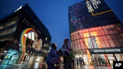 人们在北京三里屯太古里购物。 (2024年7月2日)