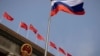 资料照：为欢迎俄罗斯总理米舒斯京访华，北京人大会堂前飘扬俄罗斯国旗。（2023年5月24日）