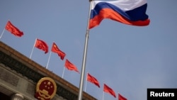 资料照：为欢迎俄罗斯总理米舒斯京访华，北京人大会堂前飘扬俄罗斯国旗。（2023年5月24日）