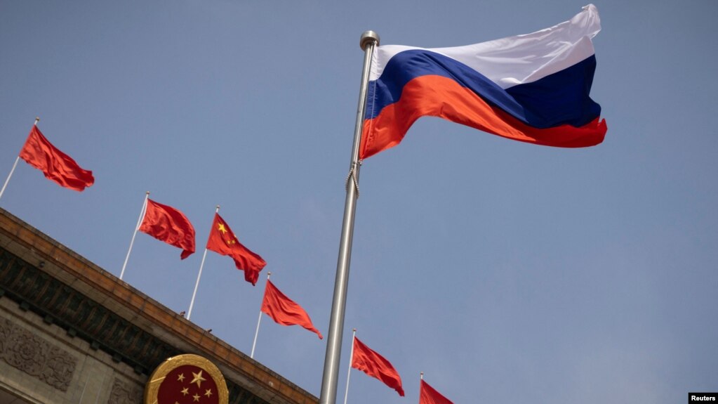 资料照：为欢迎俄罗斯总理米舒斯京访华，俄罗斯国旗飘扬在北京人大会堂前。（路透社2023年5月24日）(photo:VOA)