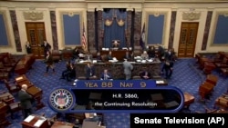 Hình trích xuất từ video Thượng Viện Hoa Kỳ, cho thấy số phiếu 88-9, thông qua ngân sách tạm cho chính phủ Mỹ. (Senate Television via AP)