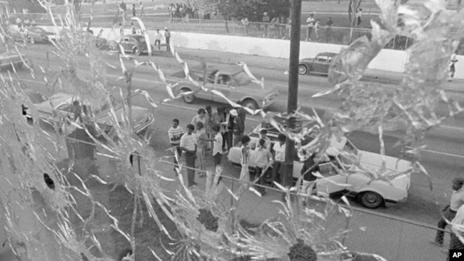 Las ventanas acribilladas a balazos del Alexander Hall de a Universidad Estatal de Jackson, Mississippi, después de que dos estudiantes negros murieran en 1970. La policía abrió fuego contra el edificio, alegando que habían visto a un francotirador.