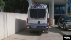 Automjeti i policisë që shoqëron Jamarabër Malltezin në gjykatë