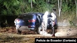 La policía ecuatoriana dijo el domingo que halló en un vehículo los cuerpos con heridas de bala de una alcaldesa y uno de sus colaboradores. 