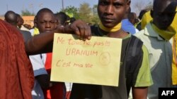 L'exploitation des gisements d'uranium au Niger soulève l'opposition de la population locale, inquiète notamment face aux tonnes de déchets produits.