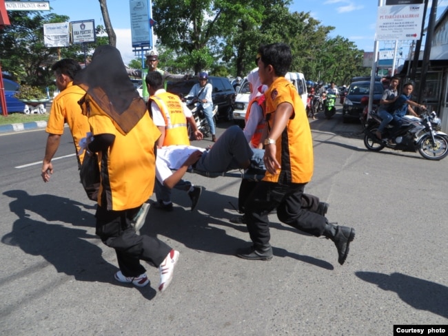 Masyarakat mengikuti simulasi evakuasi tsunami di Kota Padang (Courtesy KOGAMI)