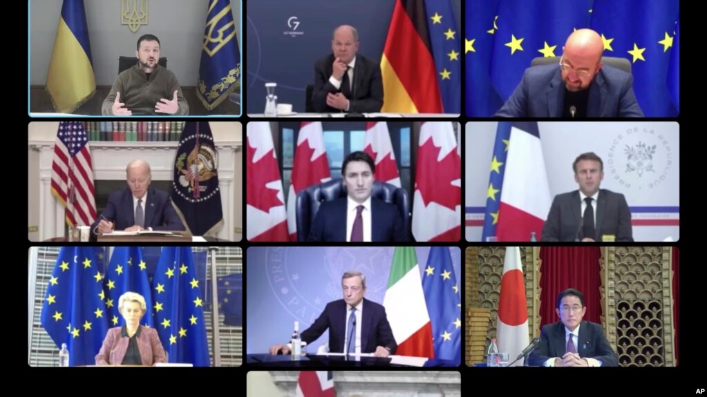 2022年10月11日，七大工业国组织(G7)领导人同乌克兰总统泽连斯基举行视频会议，乌克兰总统泽连斯基（左上角）与日本首相岸田文雄（右下角）同框出现视频银幕上。(photo:VOA)