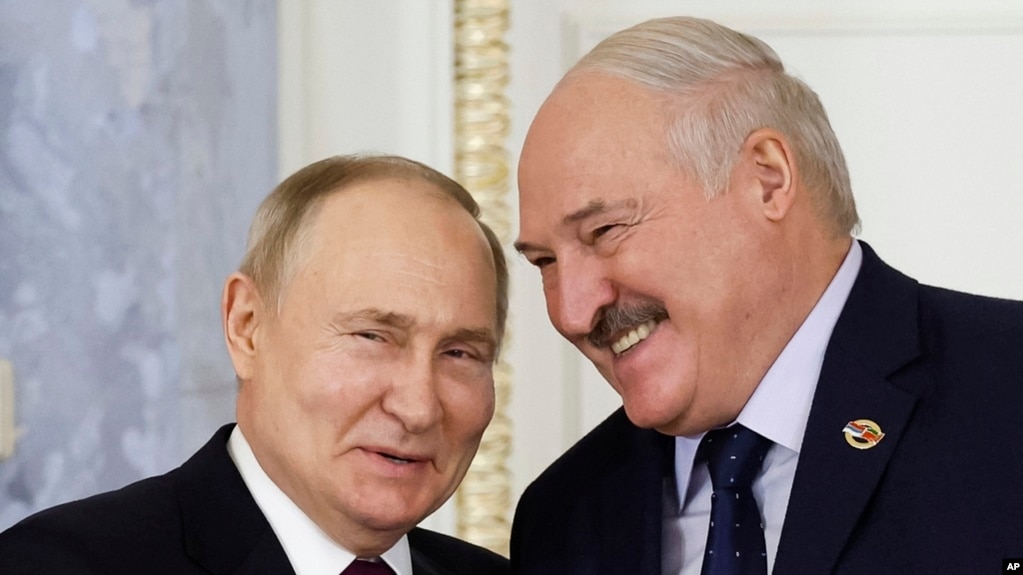 Tổng thống Nga Vladimir Putin, trái, và Tổng thống Belarus Alexander Lukashenko gặp nhau tại St. Petersburg, Nga, ngày 29/1/2024. 