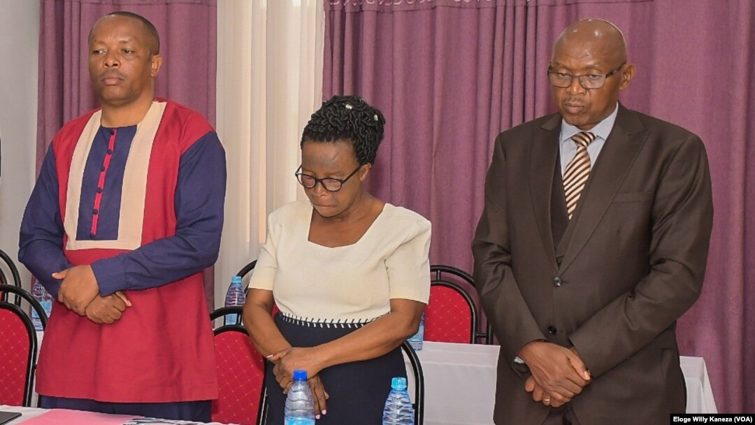 Ino foto yafatiwe mu nama Kefa Nibizi (Yambaye ishati irimwo ibara ritukura kuri iyo foto) yahuriyemwo n'abandi ba nyepolitike barimwo Agathon Rwasa.