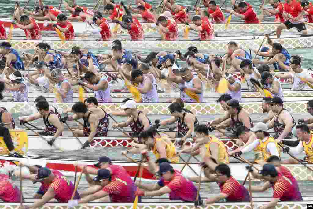 Годишна трка на чамци со змеј за да го прослават фестивалот Туен Нг во Хонг Конг. (AP Photo/Chan Long Hei)