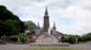 FILE - Basilica of Lourdes di Lourdes, Prancis barat daya, ditutup 8 Mei 2020. Ordo religius Yesuit Paus memecat pastor Marko Ivan Rupnik (Slovenia) menyusul tuduhan pelecehan seksual, spiritual dan psikologis terhadap sejumlah perempuan dewasa. (AP/Bob Edme, File)