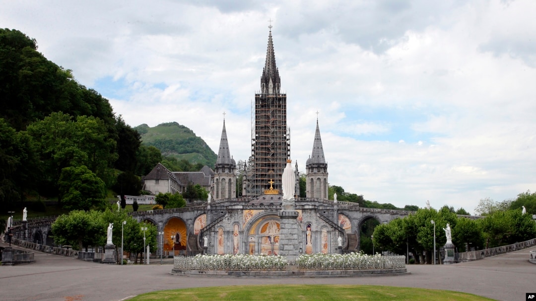 FILE - Basilica of Lourdes di Lourdes, Prancis barat daya, ditutup 8 Mei 2020. Ordo religius Yesuit Paus memecat pastor Marko Ivan Rupnik (Slovenia) menyusul tuduhan pelecehan seksual, spiritual dan psikologis terhadap sejumlah perempuan dewasa. (AP/Bob Edme, File)