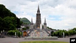 FILE - Basilica of Lourdes di Lourdes, Prancis barat daya, ditutup 8 Mei 2020. Ordo religius Yesuit Paus memecat pastor Marko Ivan Rupnik (Slovenia) menyusul tuduhan pelecehan seksual, spiritual dan psikologis terhadap sejumlah perempuan dewasa. (AP/Bob Edme, File)