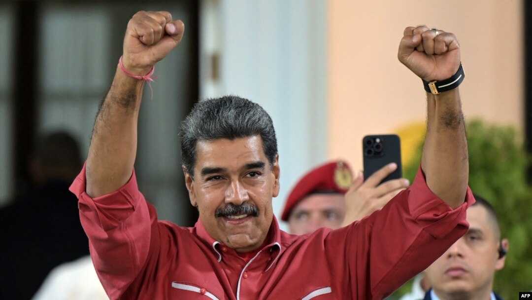 Predsednik Venecuele Nikolas Maduro gestikulira ispred predsedničke palate Miraflores, tokom mitinga koji podržava rezultate predsedničkih izbora u Karakasu 7. avgusta 2024.