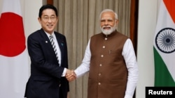 기시다 후미오(왼쪽) 일본 총리와 나렌드라 모디 인도 총리가 20일 뉴델리 총리 관저에서 악수하고 있다.