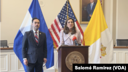 Los congresistas Joaquín Castro y Maria Elvira Salazar conversan con la prensa tras la entrega del Premio Libertad 2024 al sacerdote Benito Enrique Martínez, quien lo recibió en nombre del obispo Rolando Álvarez, el 15 de mayo de 2024 en Washington.