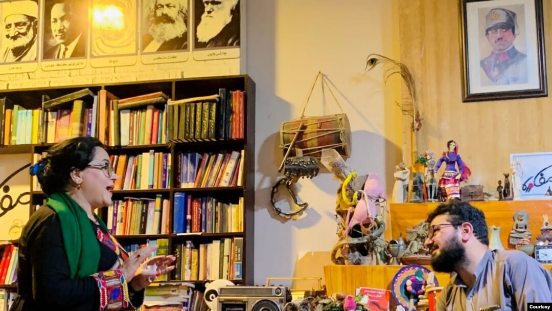 د جون په شلمه د کډوالو د نړیوالې ورځ په مناسبت د وي او ای ډیوه سره مرکه کې د کابل ۵۳ کلنه حماسه وایي، د کډوالۍ ژوند د هغې څخه وطن، موسیقي، د اولادونو علمي، صحافتي اؤ هنري فعالیتونه تروړلي دي اؤ اوس هغوي د یو داسې احساس سره مخ دي لکه بې ځاله مرغۍ چې په ډکو شپې سبا کوي