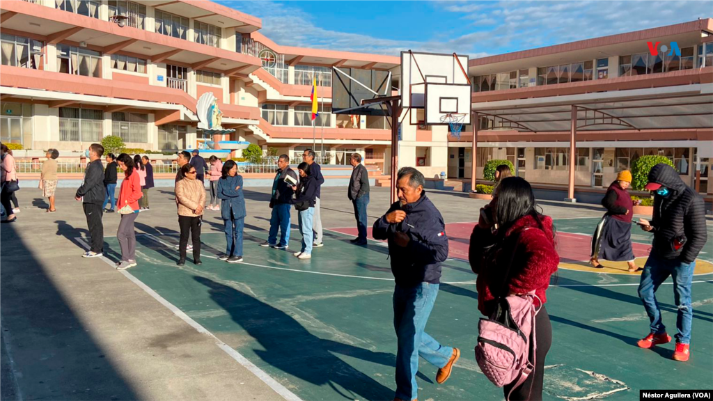 Desde temprano, cientos de ecuatorianos hacían fila frente a los centros de votación en Quito, Ecuador, donde además del presidente, se completará este 15 de octubre la asignación de escaños en el Parlamento.&nbsp;