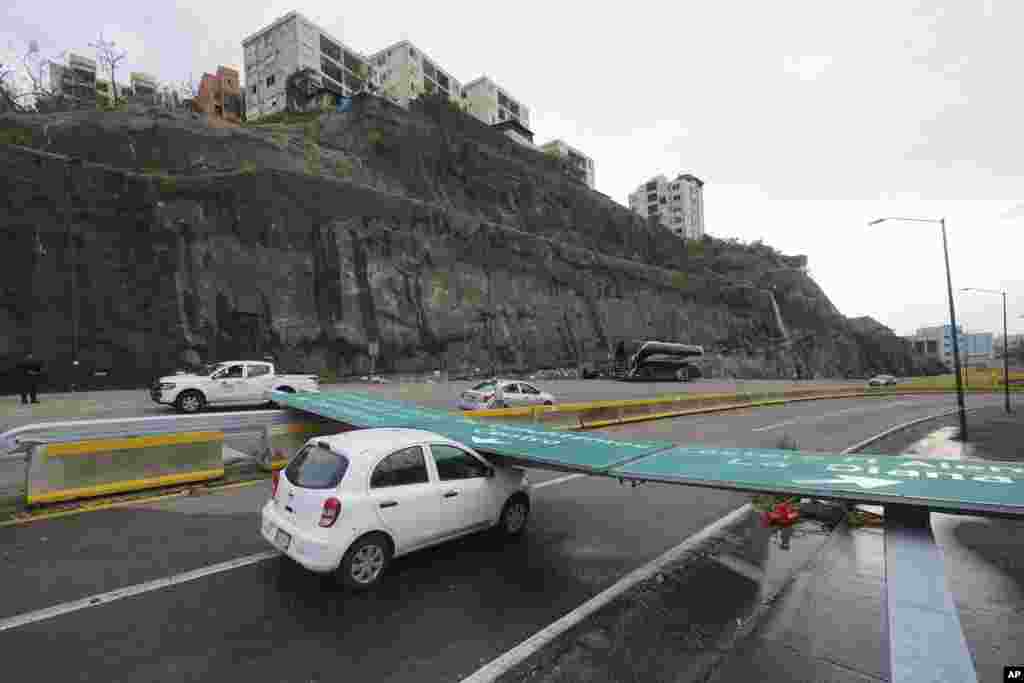 Inundaciones masivas, daños en carreteras y cortes de electricidad dejó también el paso de Otis por Acapulco.&nbsp;