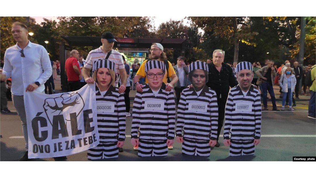 Lutke sa likovima predsednika Srbije i drugih zvaničnika vlasti u zatvorskim uniformama, pred početak protesta "Srbija protiv nasilja", u Beogradu, 7. oktobra 2023. (Foto: FoNet)