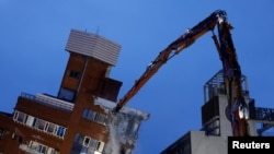 타이완 화롄에서 지진으로 기울어진 건물을 철거하는 작업이 진행되고 있다. (자료사진)