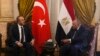 Menteri Luar Negeri Mesir Sameh Shoukry (kanan) dan Menteri Luar Negeri Turki Mevlut Cavusoglu di Istana Tahrir di Kairo, Mesir, 18 Maret 2023. Pertemuan itu adalah pertemuan pejabat tinggi pertama antara kedua negara selama lebih dari satu dekade. (Foto: Amr Nabil/AP Photo)
