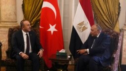 Menteri Luar Negeri Mesir Sameh Shoukry (kanan) dan Menteri Luar Negeri Turki Mevlut Cavusoglu di Istana Tahrir di Kairo, Mesir, 18 Maret 2023. Pertemuan itu adalah pertemuan pejabat tinggi pertama antara kedua negara selama lebih dari satu dekade. (Foto: Amr Nabil/AP Photo)