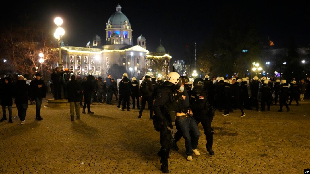 Policajci hapse demonstranta na prostoru između Skupštine Grada Beograda i Doma Narodne skupštine Srbije, tokom intervencije protiv učesnika protesta koji su demonstrirali protiv izborne krađe, u Beogradu, 24. decembra 2023.
