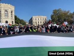 Birçok protestocu ellerinde Türk ve üzerinde Müslümanlar’ın ilk kıblesi Mescid-i Aksa’nın da bulunduğu Filistin bayrakları taşırken alanda dev Türk ve Filistin bayrakları da açıldı.